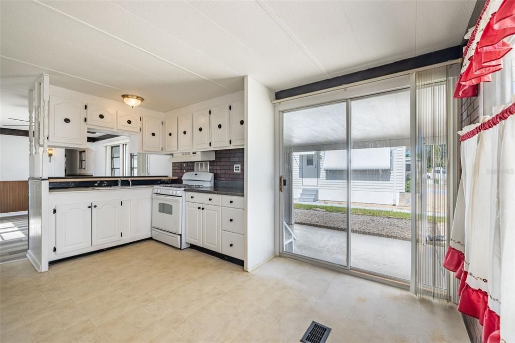 合同活跃: $115,000 (2 贝兹, 1 浴室, 870 平方英尺)