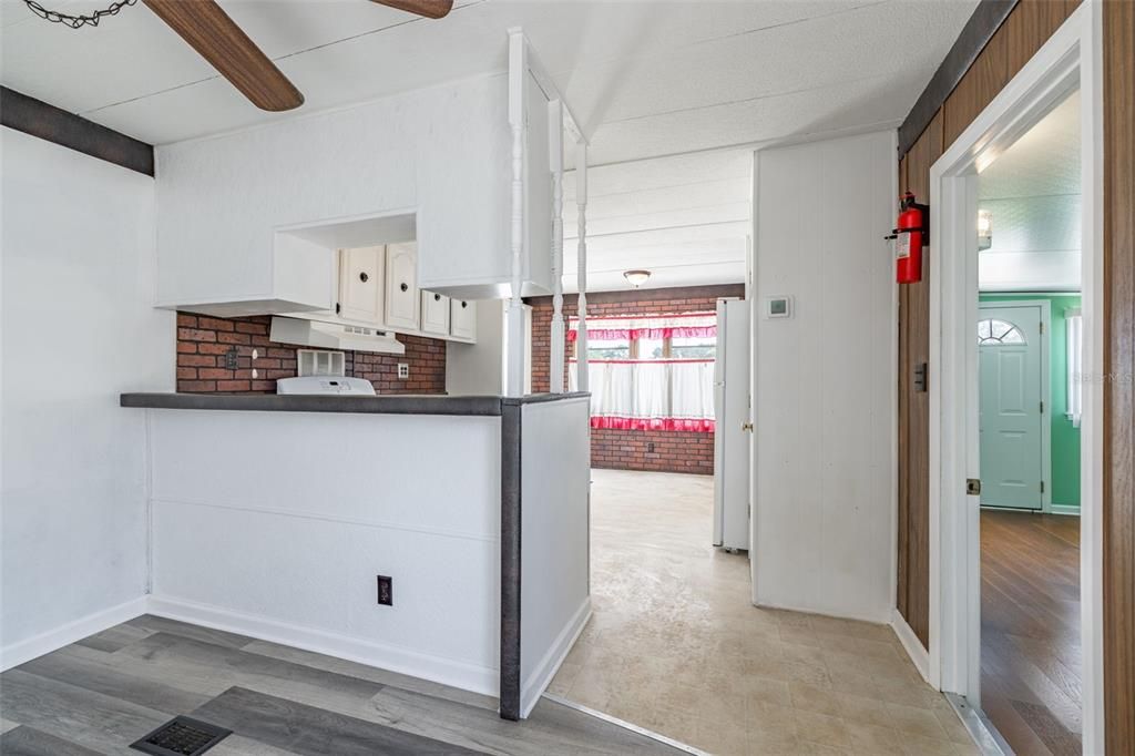 合同活跃: $115,000 (2 贝兹, 1 浴室, 870 平方英尺)