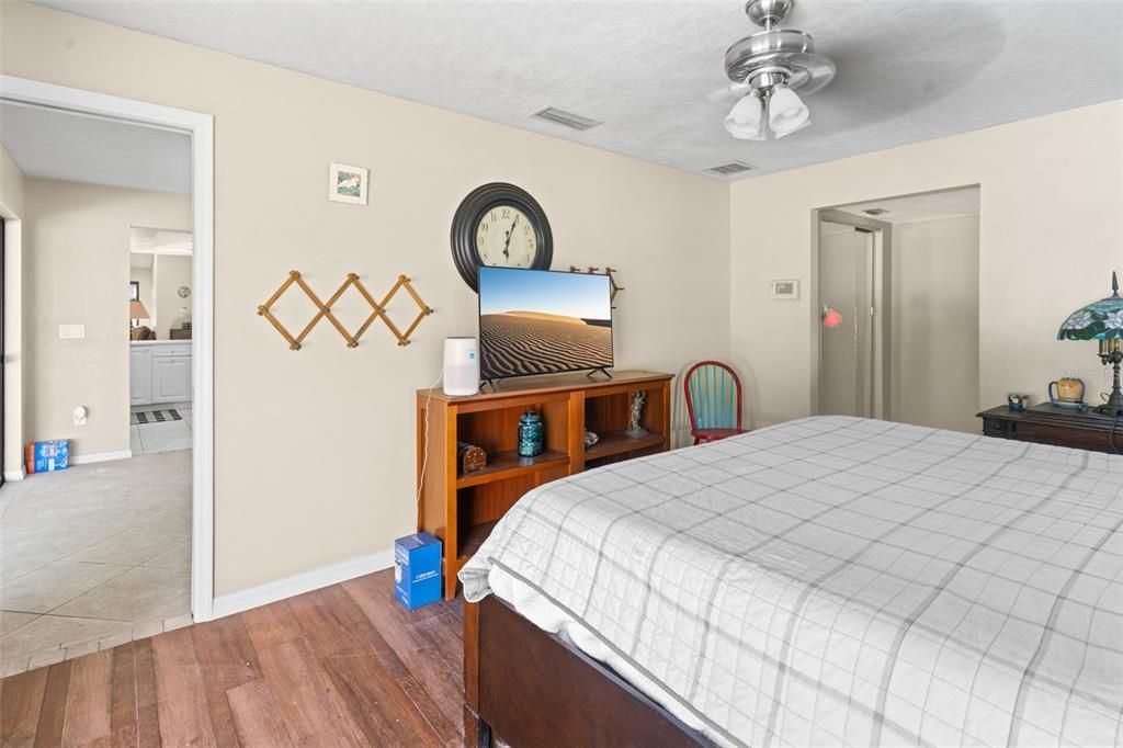 For Sale: $354,900 (3 beds, 3 baths, 1948 Square Feet)