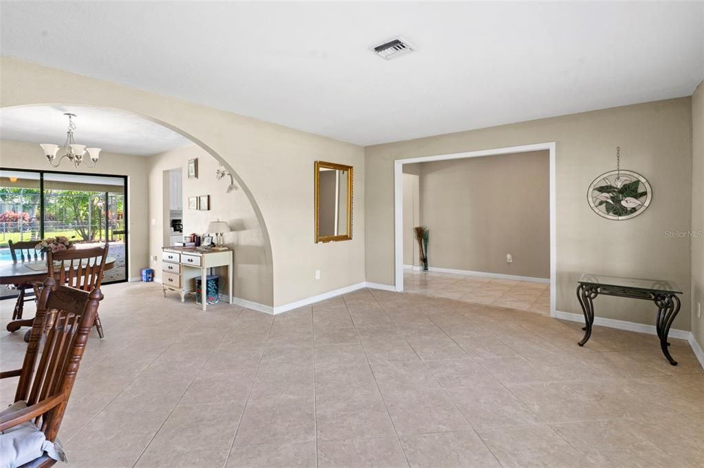 For Sale: $354,900 (3 beds, 3 baths, 1948 Square Feet)