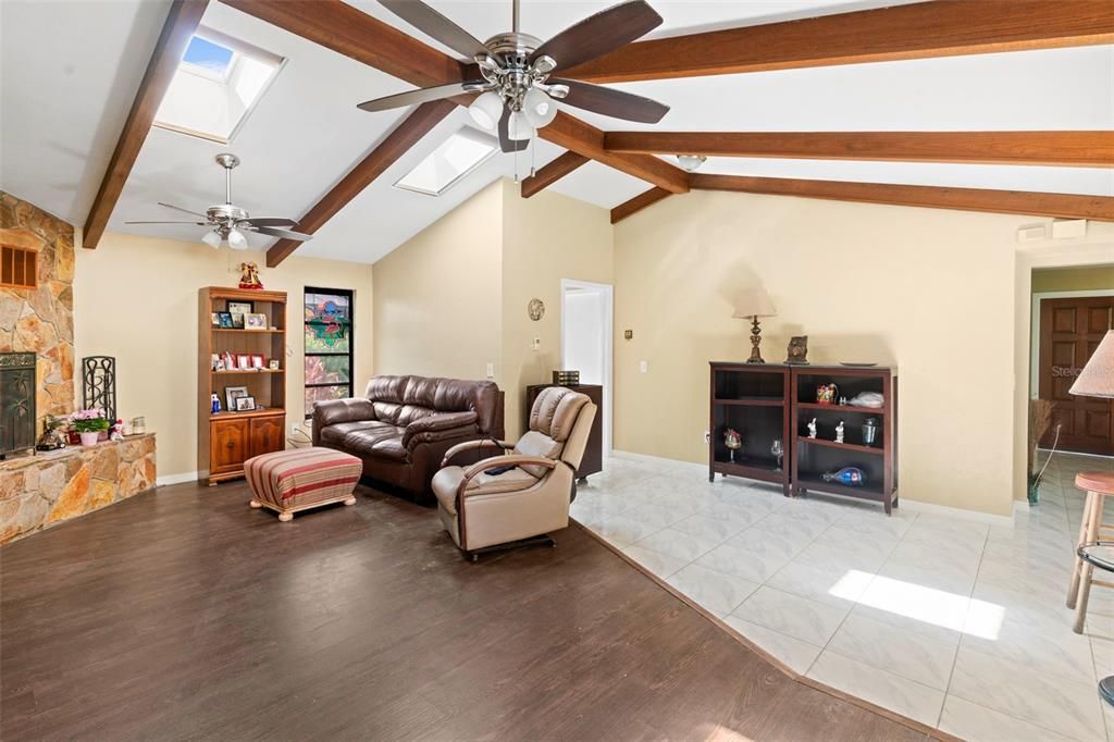 For Sale: $354,900 (3 beds, 3 baths, 1948 Square Feet)