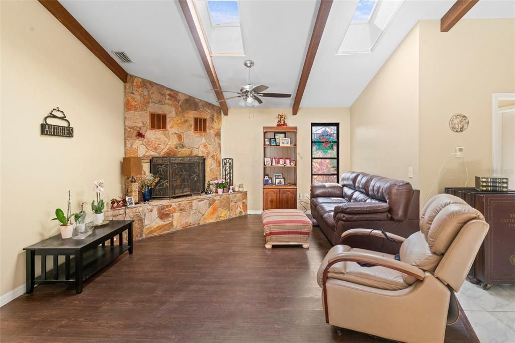 For Sale: $354,900 (3 beds, 3 baths, 1948 Square Feet)