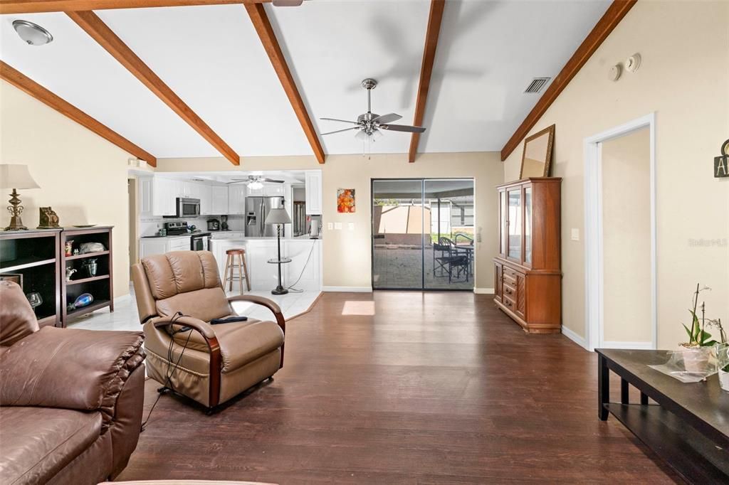 For Sale: $354,900 (3 beds, 3 baths, 1948 Square Feet)