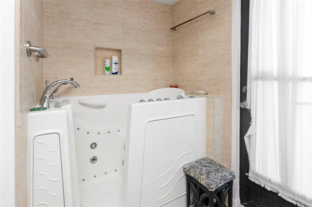 For Sale: $354,900 (3 beds, 3 baths, 1948 Square Feet)