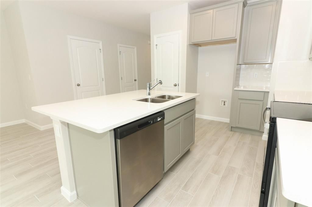 Active With Contract: $2,500 (3 beds, 2 baths, 1379 Square Feet)