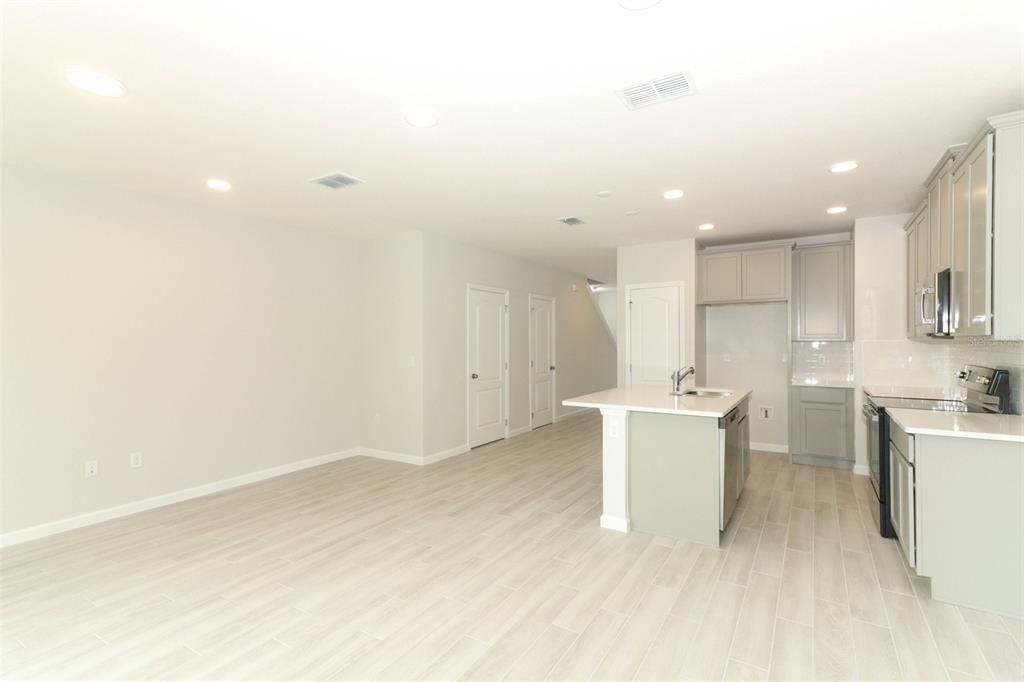 Active With Contract: $2,500 (3 beds, 2 baths, 1379 Square Feet)