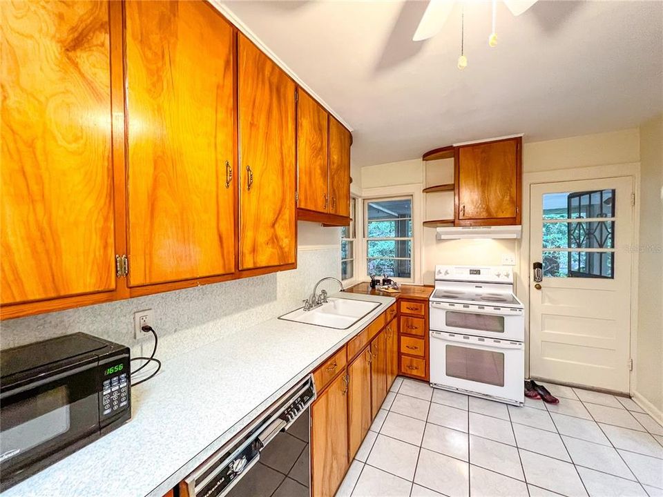 Active With Contract: $1,800 (3 beds, 2 baths, 1808 Square Feet)