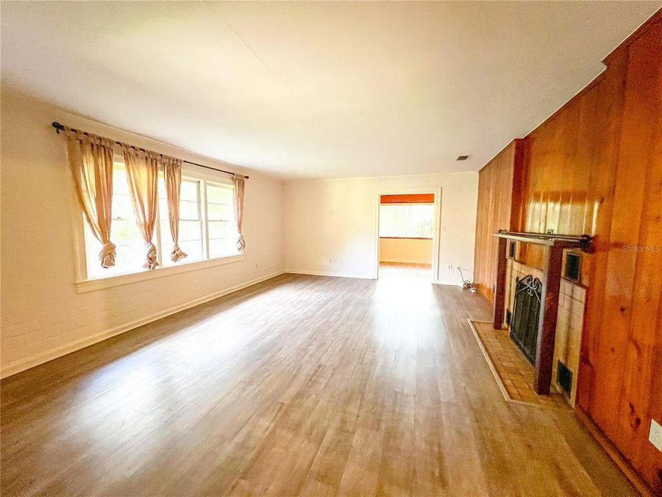 Active With Contract: $1,800 (3 beds, 2 baths, 1808 Square Feet)