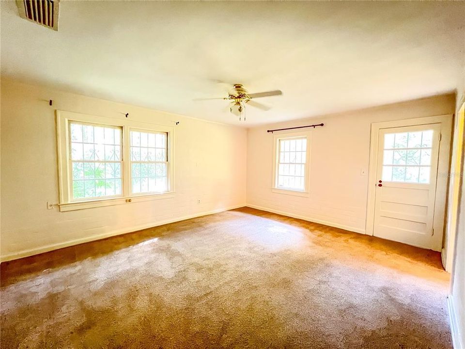 Active With Contract: $1,800 (3 beds, 2 baths, 1808 Square Feet)