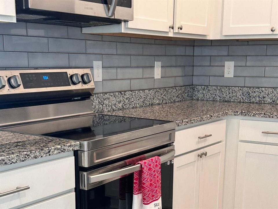 合同活跃: $1,925 (3 贝兹, 2 浴室, 1401 平方英尺)