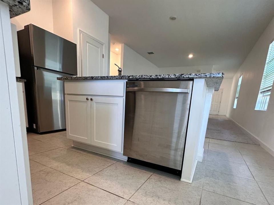 合同活跃: $1,925 (3 贝兹, 2 浴室, 1401 平方英尺)