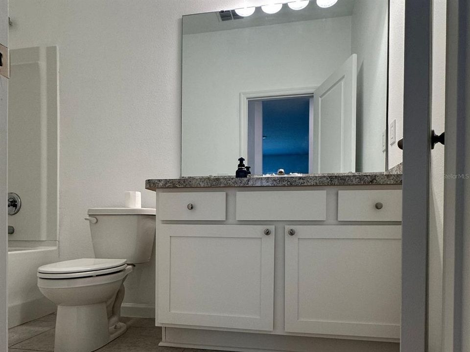 合同活跃: $1,925 (3 贝兹, 2 浴室, 1401 平方英尺)