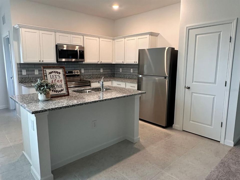 合同活跃: $1,925 (3 贝兹, 2 浴室, 1401 平方英尺)