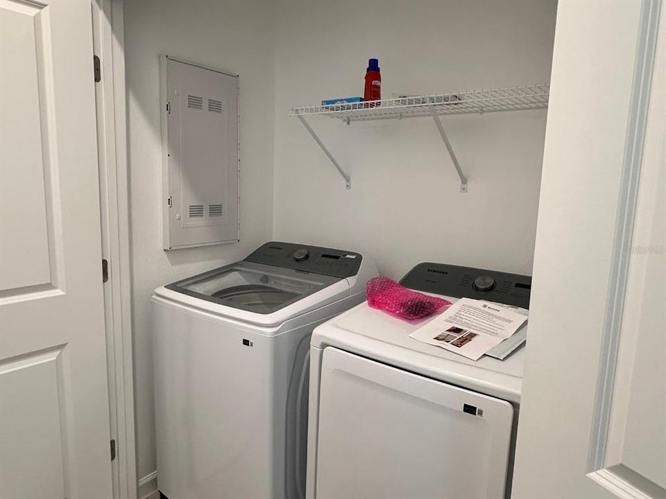 合同活跃: $1,925 (3 贝兹, 2 浴室, 1401 平方英尺)