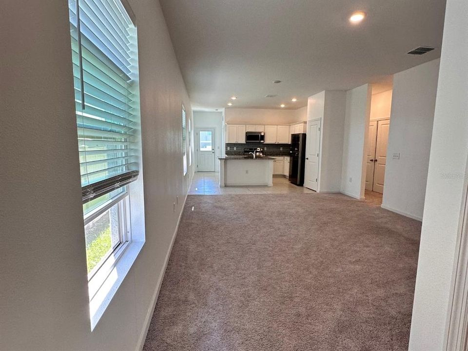 合同活跃: $1,925 (3 贝兹, 2 浴室, 1401 平方英尺)