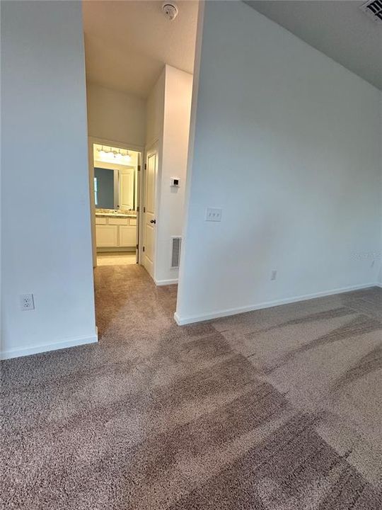 合同活跃: $1,925 (3 贝兹, 2 浴室, 1401 平方英尺)