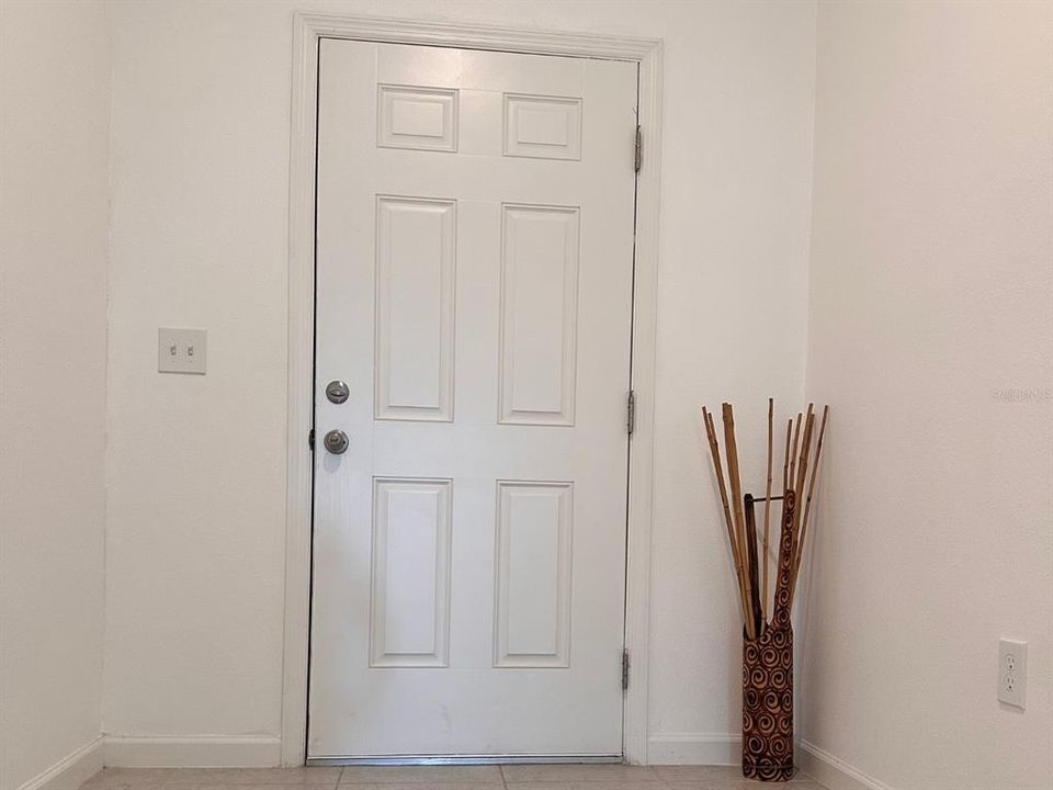 合同活跃: $1,925 (3 贝兹, 2 浴室, 1401 平方英尺)