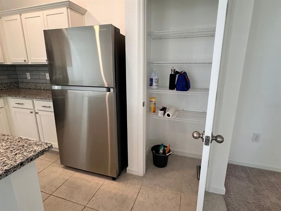 合同活跃: $1,925 (3 贝兹, 2 浴室, 1401 平方英尺)