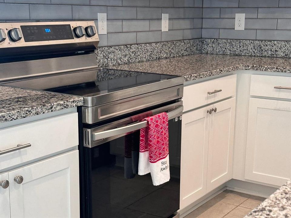 合同活跃: $1,925 (3 贝兹, 2 浴室, 1401 平方英尺)