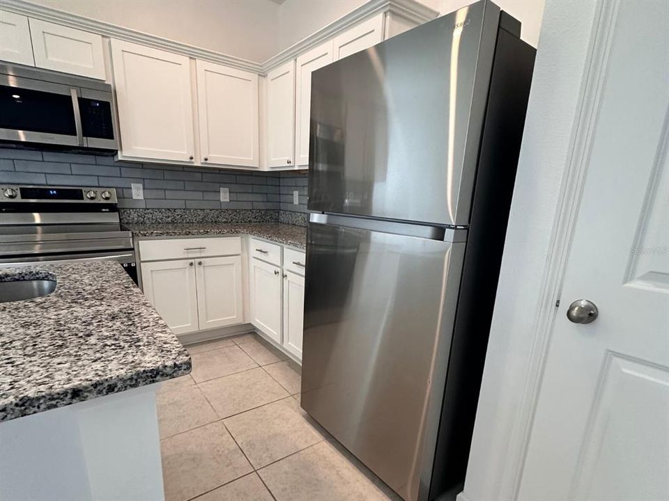 合同活跃: $1,925 (3 贝兹, 2 浴室, 1401 平方英尺)