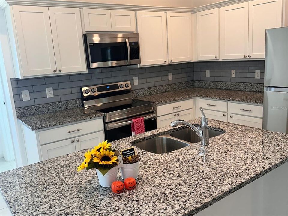 合同活跃: $1,925 (3 贝兹, 2 浴室, 1401 平方英尺)