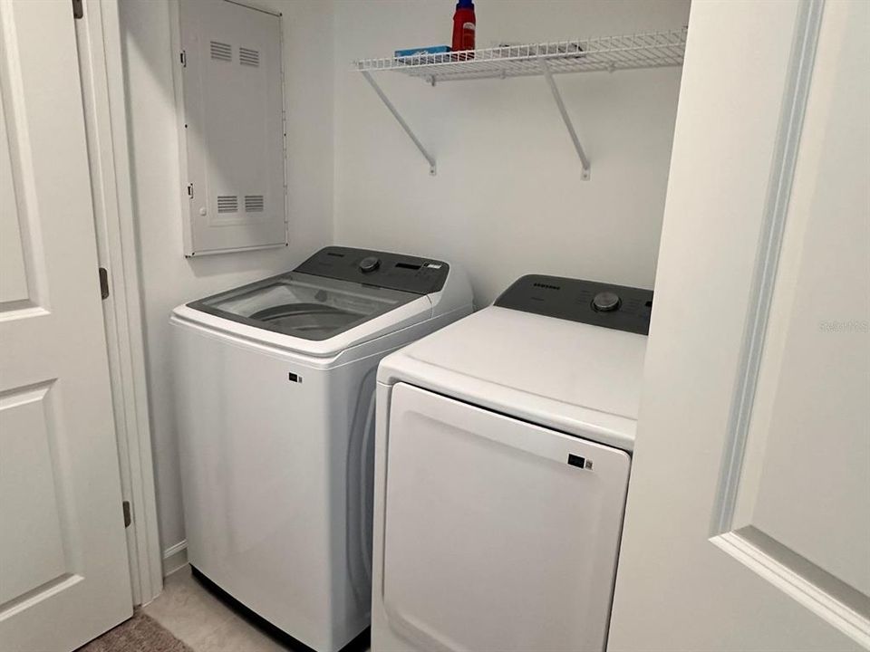 合同活跃: $1,925 (3 贝兹, 2 浴室, 1401 平方英尺)