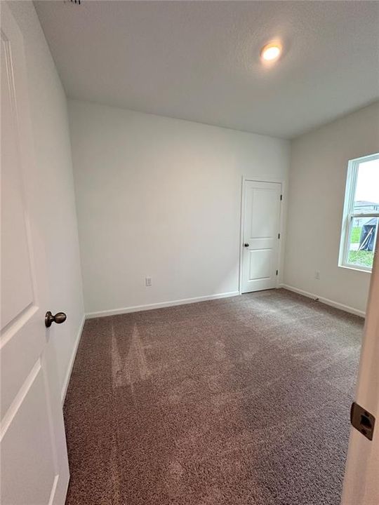 合同活跃: $1,925 (3 贝兹, 2 浴室, 1401 平方英尺)