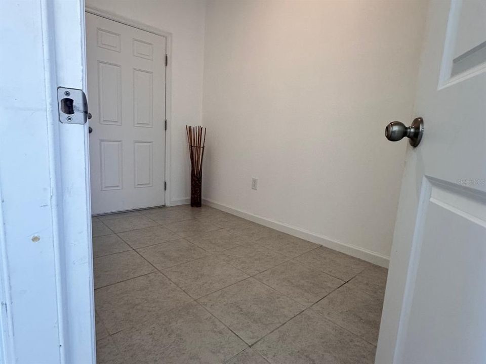 合同活跃: $1,925 (3 贝兹, 2 浴室, 1401 平方英尺)