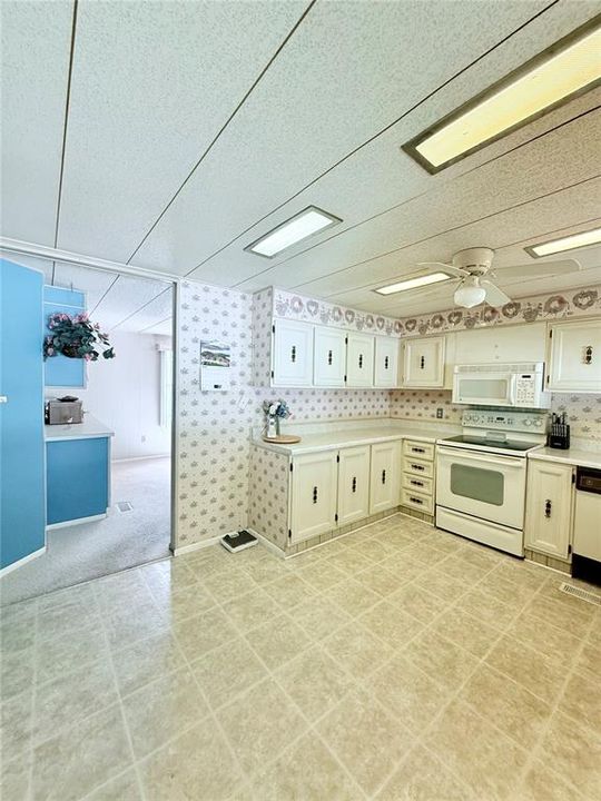 На продажу: $136,000 (2 спален, 2 ванн, 1344 Квадратных фут)