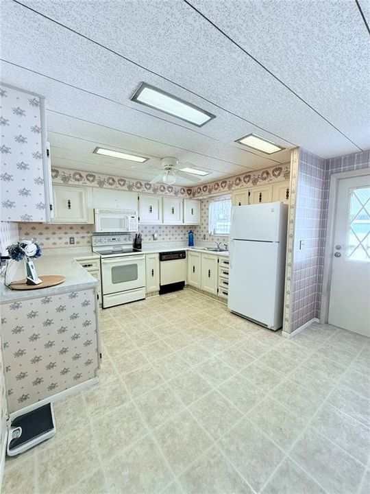 На продажу: $136,000 (2 спален, 2 ванн, 1344 Квадратных фут)