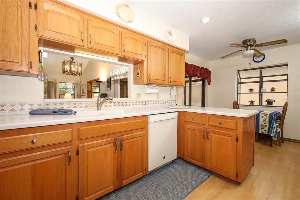 合同活跃: $379,900 (3 贝兹, 2 浴室, 1844 平方英尺)