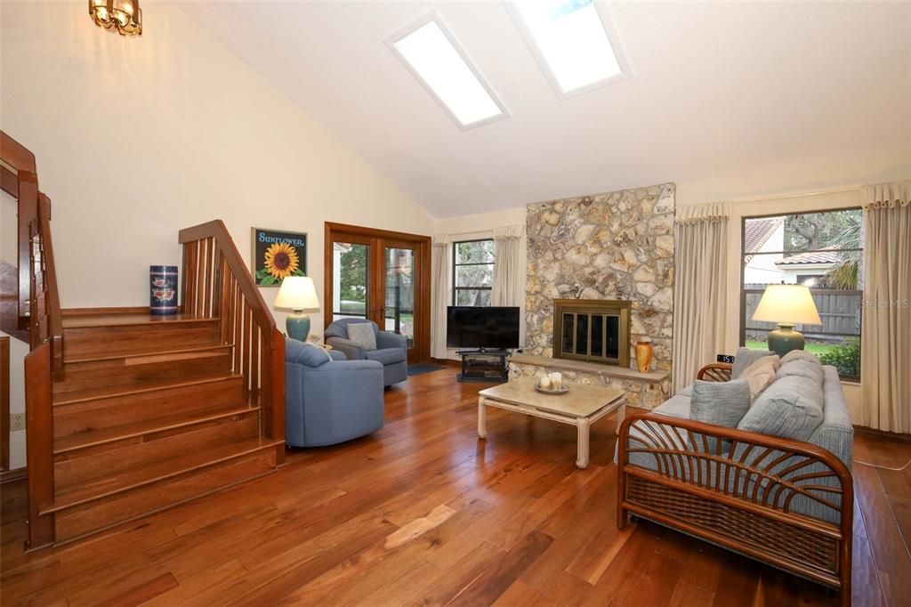 合同活跃: $379,900 (3 贝兹, 2 浴室, 1844 平方英尺)