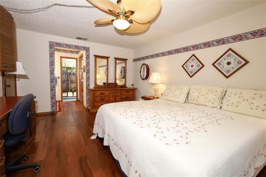 合同活跃: $379,900 (3 贝兹, 2 浴室, 1844 平方英尺)