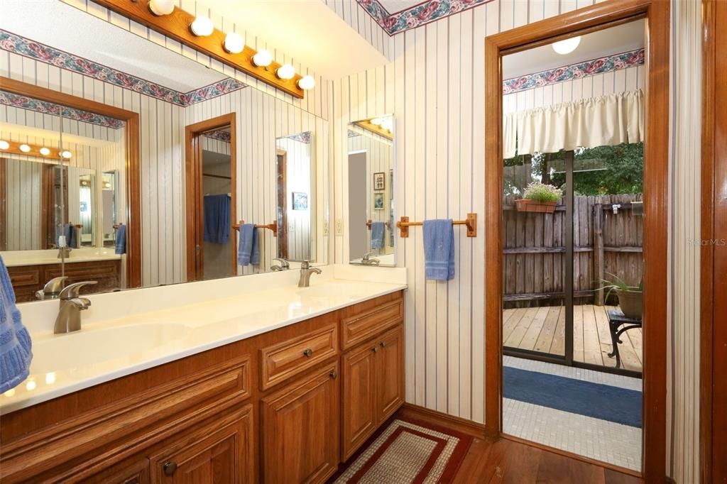 合同活跃: $379,900 (3 贝兹, 2 浴室, 1844 平方英尺)