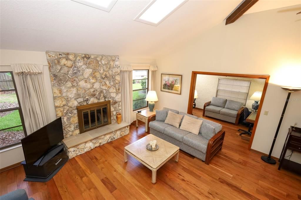 合同活跃: $379,900 (3 贝兹, 2 浴室, 1844 平方英尺)