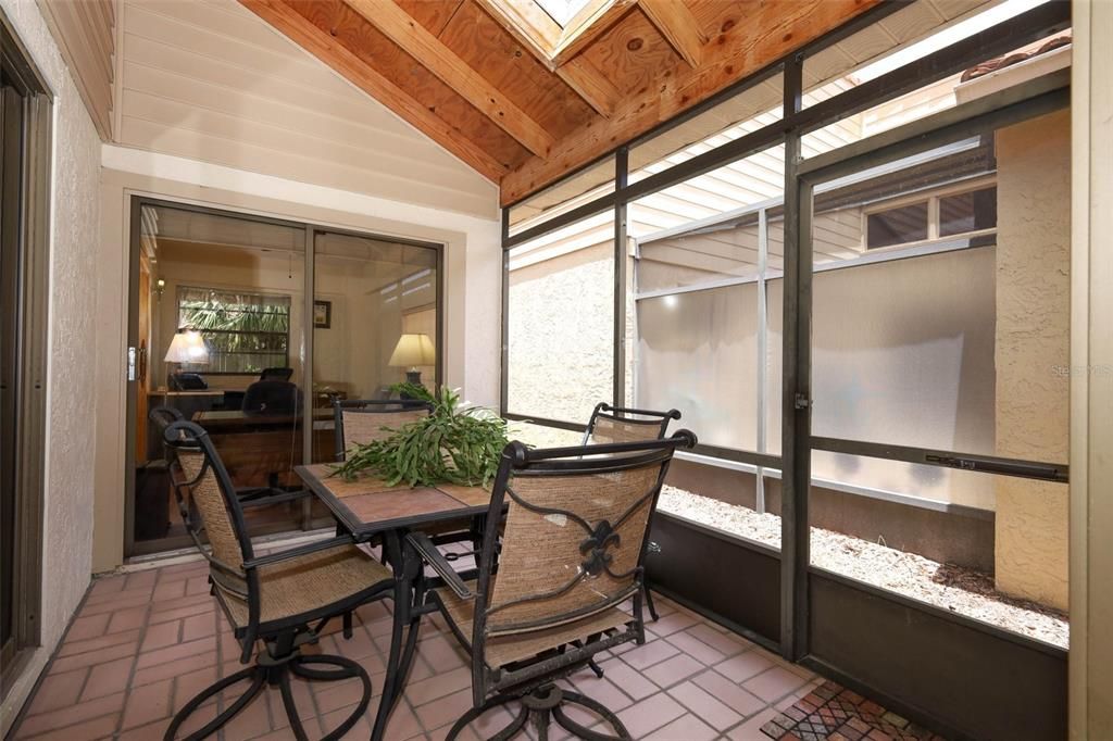 合同活跃: $379,900 (3 贝兹, 2 浴室, 1844 平方英尺)