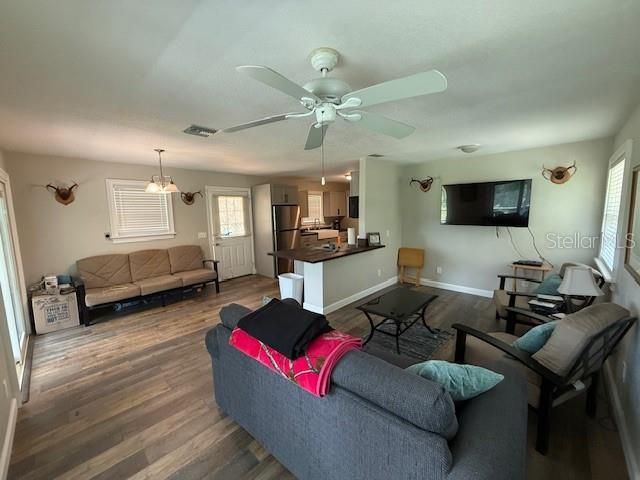 For Sale: $374,900 (1 beds, 1 baths, 640 Square Feet)