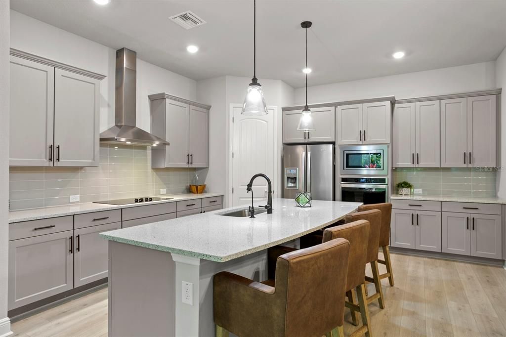 合同活跃: $5,000 (3 贝兹, 2 浴室, 2503 平方英尺)