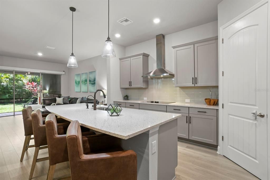 合同活跃: $5,000 (3 贝兹, 2 浴室, 2503 平方英尺)