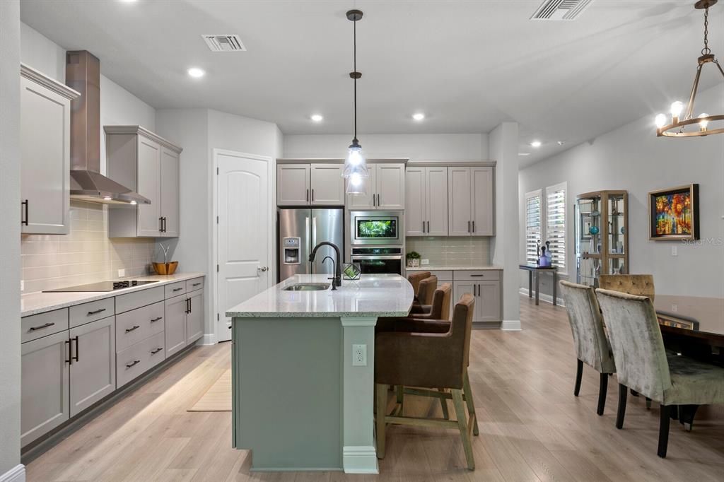 合同活跃: $5,000 (3 贝兹, 2 浴室, 2503 平方英尺)