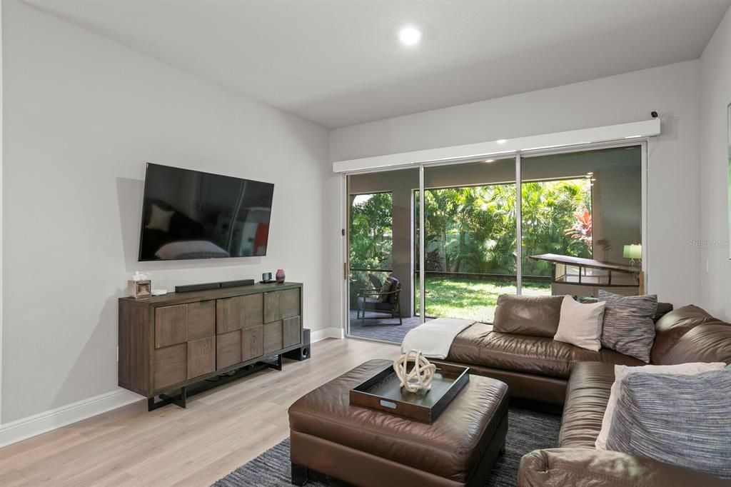 合同活跃: $5,000 (3 贝兹, 2 浴室, 2503 平方英尺)