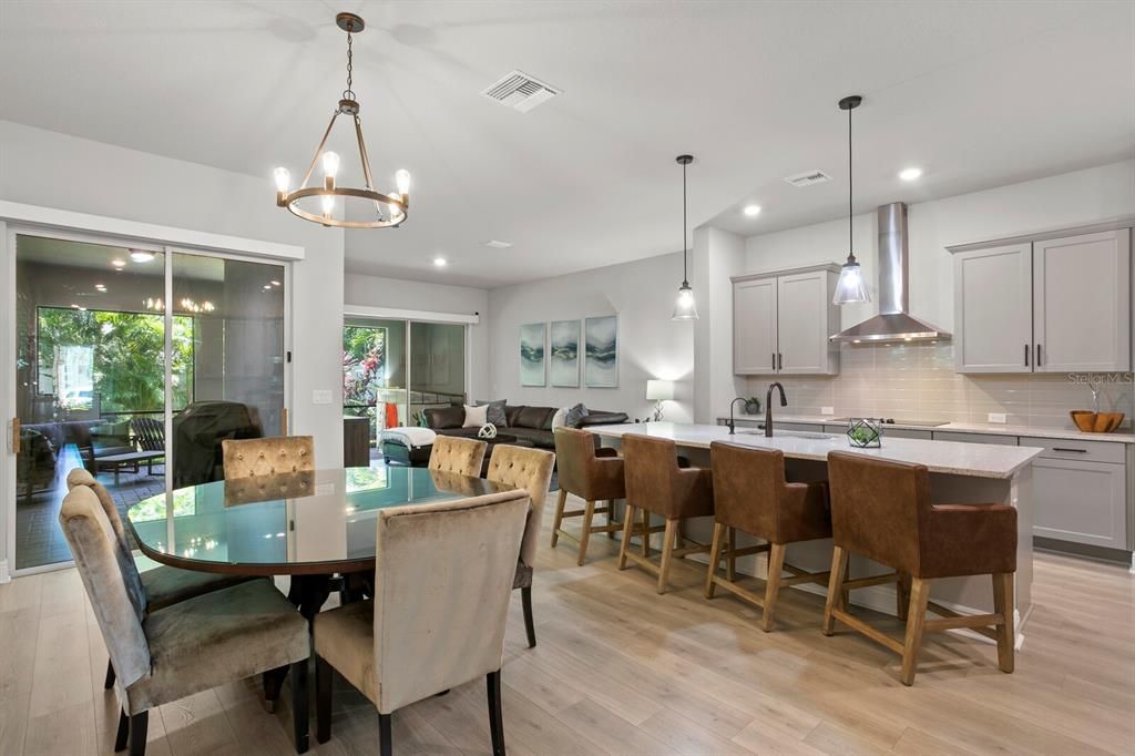 合同活跃: $5,000 (3 贝兹, 2 浴室, 2503 平方英尺)