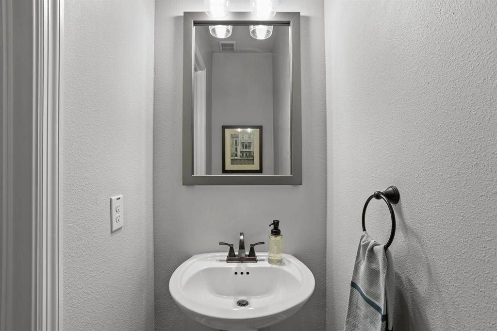 合同活跃: $5,000 (3 贝兹, 2 浴室, 2503 平方英尺)