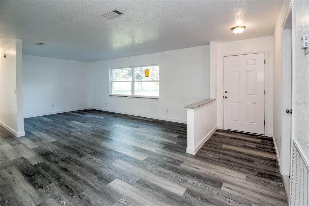 Active With Contract: $270,000 (3 beds, 2 baths, 1556 Square Feet)