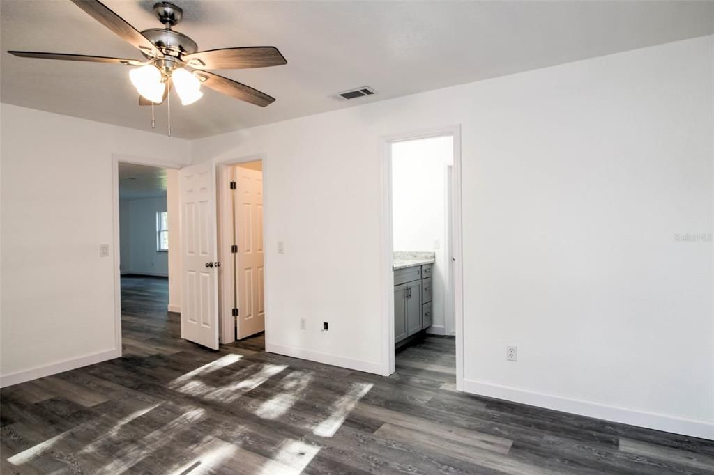 Active With Contract: $270,000 (3 beds, 2 baths, 1556 Square Feet)