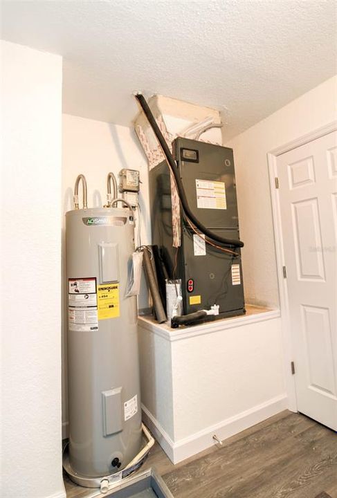 Active With Contract: $270,000 (3 beds, 2 baths, 1556 Square Feet)