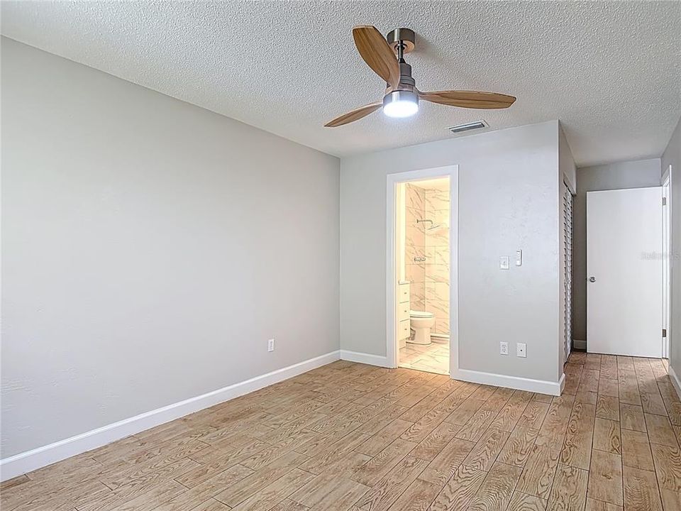 Active With Contract: $186,000 (2 beds, 2 baths, 1032 Square Feet)