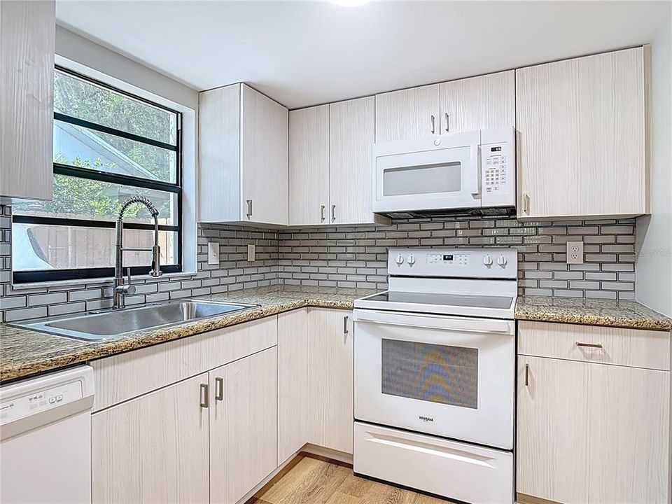 Active With Contract: $186,000 (2 beds, 2 baths, 1032 Square Feet)