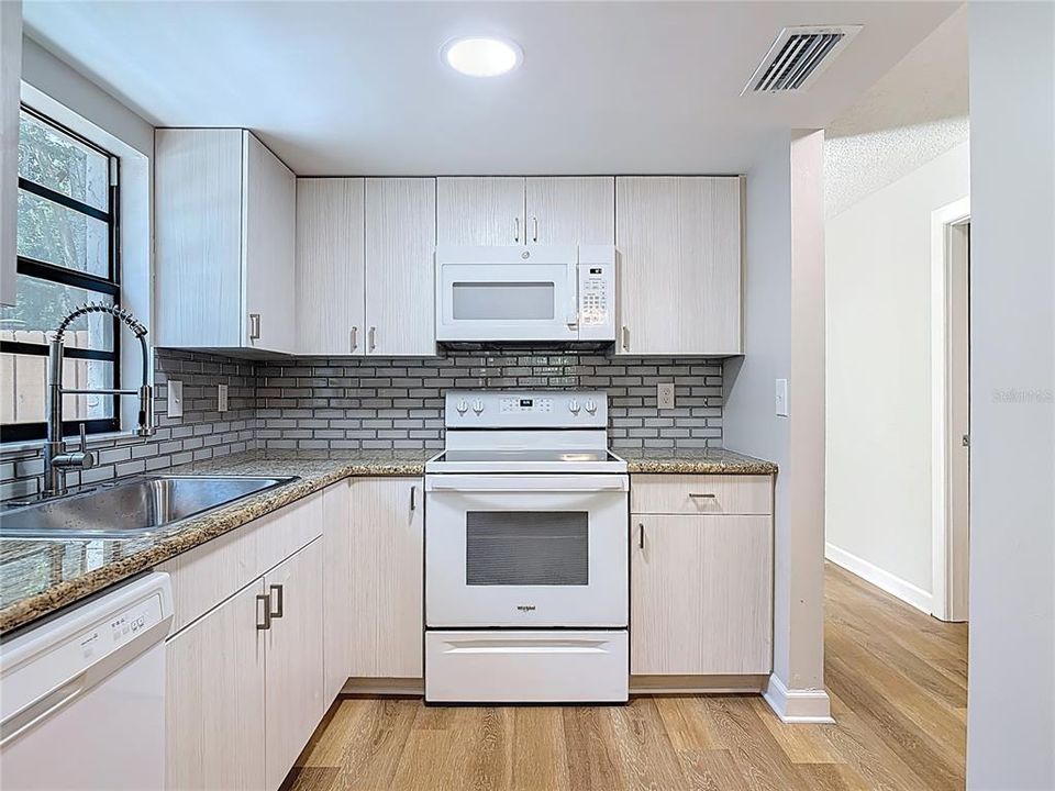 Active With Contract: $186,000 (2 beds, 2 baths, 1032 Square Feet)