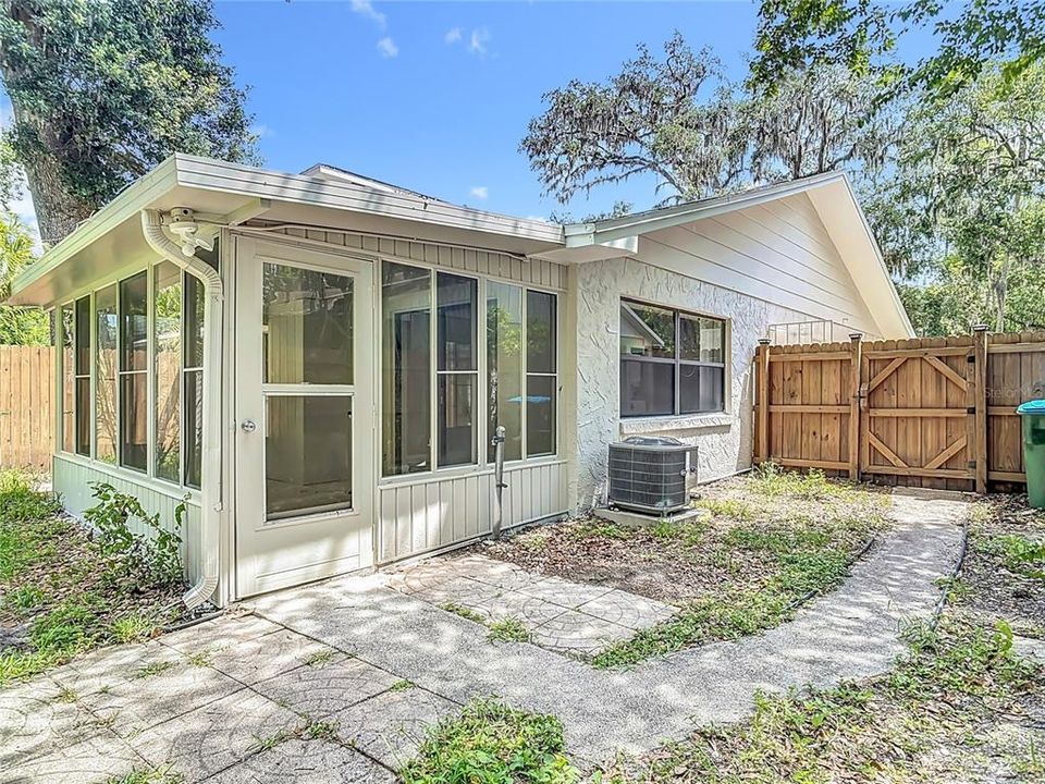 Active With Contract: $186,000 (2 beds, 2 baths, 1032 Square Feet)